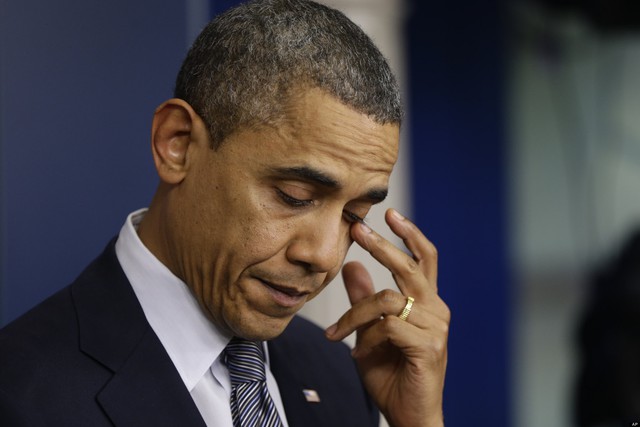 Ông Obama không cầm nổi nước mắt trong bài phát biểu sau thảm kịch tại Newtown năm 2012. Ảnh: AP