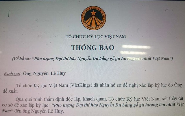 
Giấy thông báo của Tổ chức kỷ lục Việt Nam gửi về cho anh Huy thông báo đủ căn cứ để xác lập pho tượng gỗ Đại thi hào Nguyễn Du của anh là lớn nhất Việt Nam. (Ảnh: Nguyễn Lê Huy).
