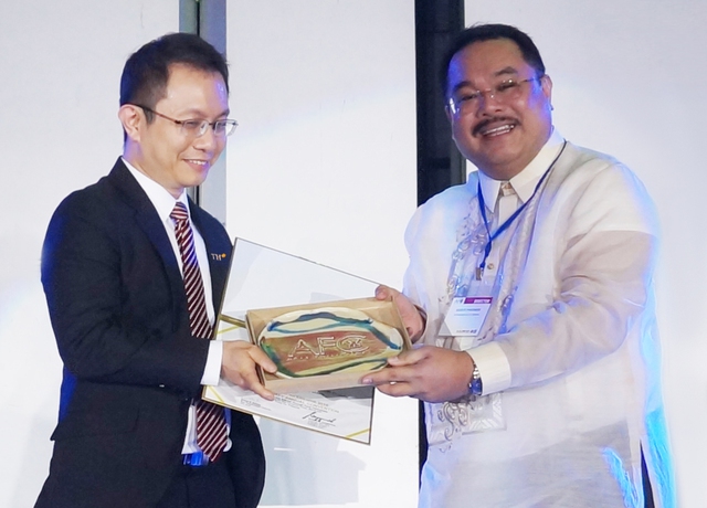 Ông Khoo Boo Guan (bên trái) - đại diện Tập đoàn TH nhận giải thưởng thực phẩm tốt nhất ASEAN