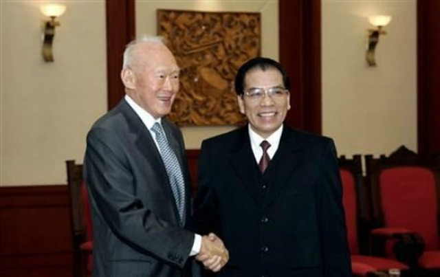 Cố thủ tướng Lý Quang Diệu và nguyên tổng bí thư Nông Đức Mạnh. Ảnh: Reuters