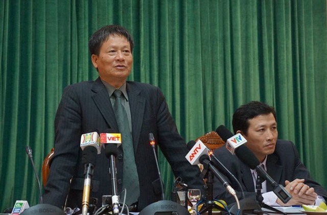 Ông Phan Đăng Long (đứng) trong một buổi chủ trì họp báo giao ban Thành ủy.
