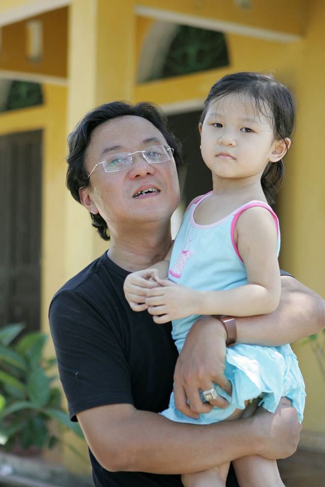 Nhà thơ Hồng Thanh Quang và con gái. Ảnh: Facebook cá nhân của ông.