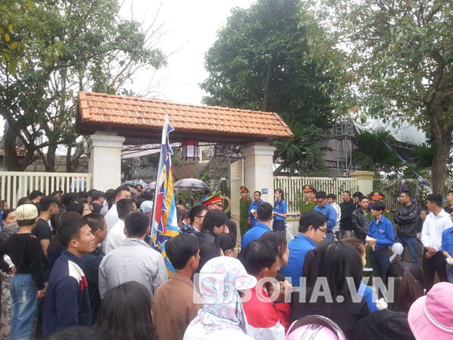 Người dân đến nhà ông Nguyễn Bá Thanh hôm gia đình làm lễ truy điệu cho ông.