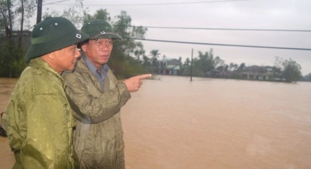 Ông Lê Phước Thanh (phải) trong một lần kiểm tra tình hình mưa lũ ở huyện Đại Lộc (Quảng Nam) - Ảnh: Lê Trung/ Tuổi trẻ.