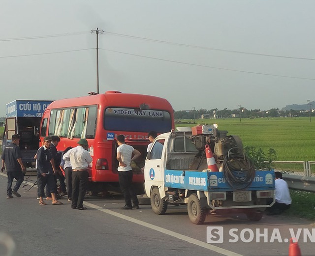 Trải qua quãng đường dài khá mệt mỏi nhưng một số người dân không may gặp phải chiếc xe bị hỏng giữa đường. Do hầu hết các phương tiện đều chật cứng nên đành chịu đứng đường