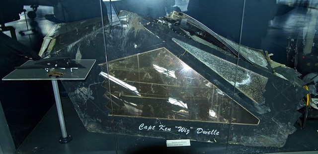 Mảnh buồng lái chiếc F-117A bị bắn rơi đang được Serbia trưng bày trong bảo tàng