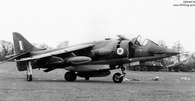 
P.1127 (RAF) vũ trang với 2 pháo Aden 30 mm dạng pod treo ngoài dưới bụng, 2 giàn phóng rocket Matra ở 2 giá treo trên cánh chính và 3 thùng dầu phụ ở 2 giá treo bên trong cánh chính và dưới giá treo trung tâm

