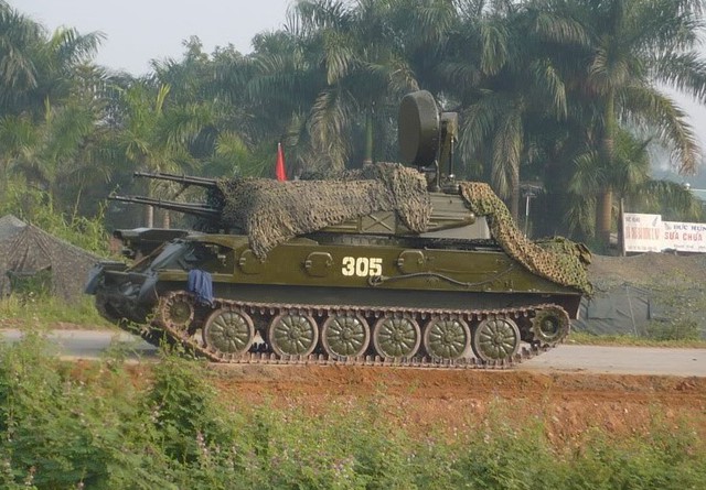 Pháo cao xạ tự hành ZSU-23-4M thiết lập trận địa dã chiến, tham gia bảo vệ các sự kiện quan trọng ở Thủ đô Hà Nội. Ảnh QĐND.