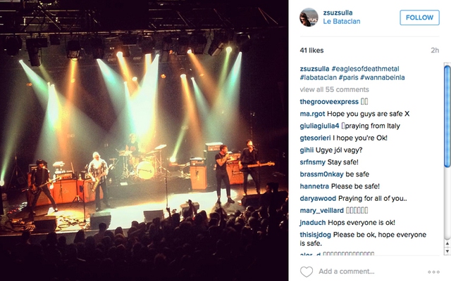 
Một hình ảnh bên trong nhà hát Bataclan được người dùng mạng đăng tải trên Instagram, khi ban nhạc Eagles of Death Metal biểu diễn trên sân khấu, trước khi những kẻ khủng bố xông vào xả súng và bắt con tin.
