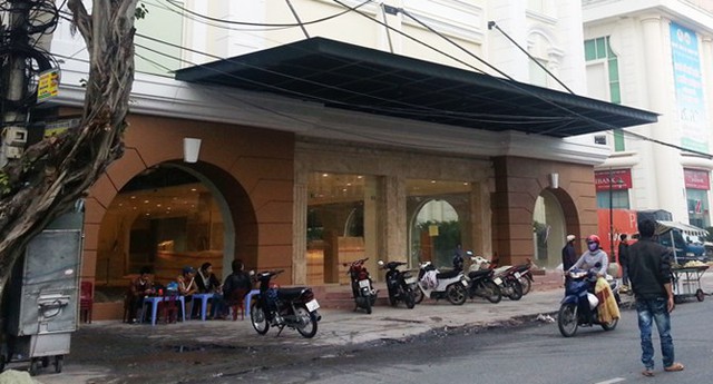 Mặt tiền tòa nhà Parkson Đà Nẵng đang được người dân tạm dùng bán cafe cóc vỉa hè.