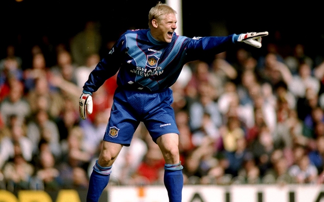 Peter Schmeichel là một thủ môn có cách cản phá hơi bạo lực.