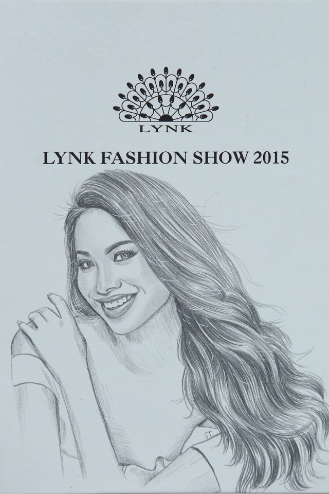 
Chỉ còn vài ngày nữa sẽ diễn ra Lynk fashion show 2015, tất cả các công việc đều trong giai đoạn gấp rút hoàn thành, Lý Nhã Kỳ gần như không có thời gian nghỉ ngơi, mỗi ngày đều làm việc từ sáng sớm tới 3-4 giờ sáng.
