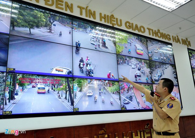 
Bên trong Trung tâm điều khiển đèn tín hiệu giao thông và thiết bị ngoại vi - nơi sẽ theo dõi các trường hợp vi phạm giao thông ở Hà Nội để phạt nguội (Ảnh: Zing.vn)

