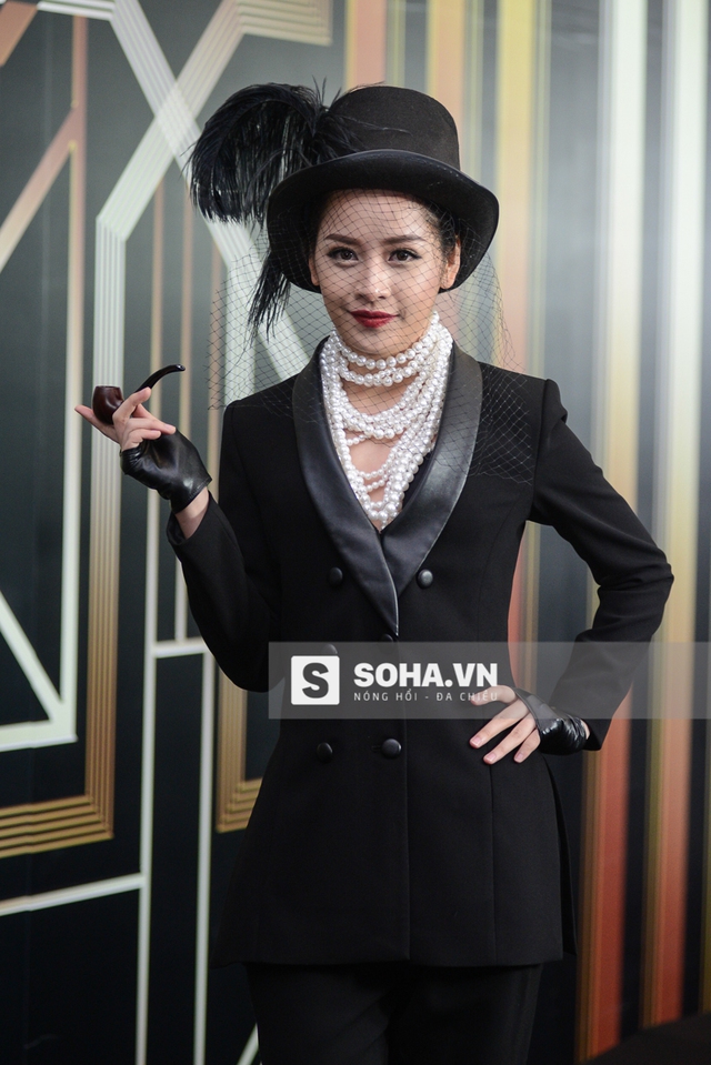 
Tối 17/12, Chi Pu xuất hiện tại 1 sự kiện khai trương ở Hà Nội với phong cách thời trang khá lạ mắt. Cô diện 1 bộ vest đen, đội mũ đen, tay cầm tẩu thuốc.
