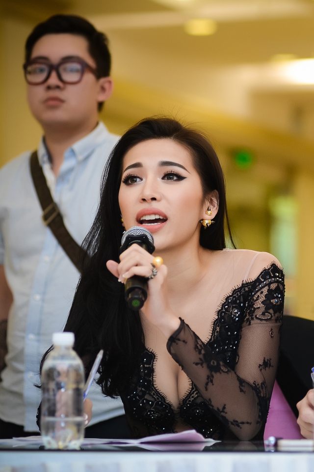 
Cận cảnh sự sexy của Minh Tú.
