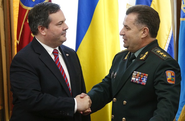 Bộ trưởng Quốc phòng hai nước Canada và Ukraine bắt tay trong cuộc gặp mặt tại Kiev hôm 26/6 vừa qua. Ảnh: AP