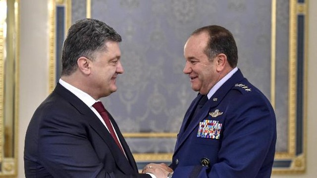 Tổng thống Ukraine Petro Poroshenko (trái) và tổng tư lệnh của NATO tại châu Âu - Tướng Mỹ Philip Breedlove. Ảnh: Reuters.