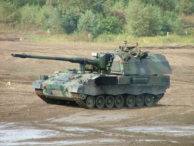 Lựu pháo tự hành PzH-2000.