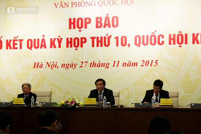 Ông Nguyễn Hạnh Phúc (giữa) chủ trì buổi họp báo sau kỳ họp.