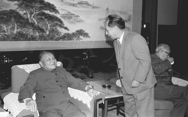 
Hồ Diệu Bang (đứng) và Đặng Tiểu Bình trao đổi tại phòng nghỉ, bên lề Hội nghị trung ương 3 khóa XII đảng CSTQ ngày 20/10/1984. Ảnh: Phượng Hoàng
