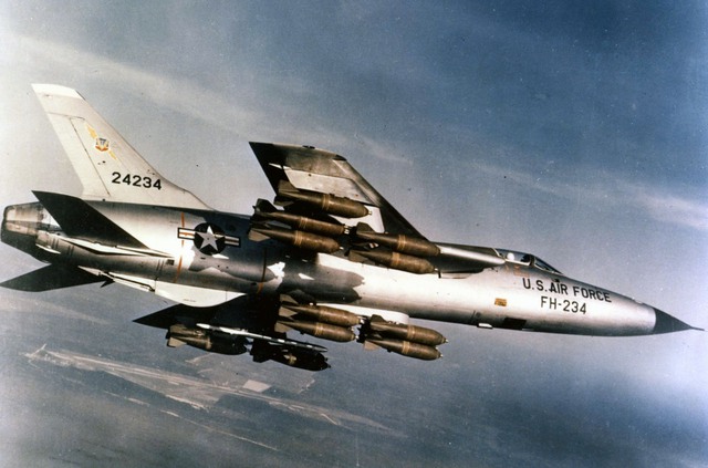 
F-105 Thunderchief là lựa chọn yêu thích của Lực lượng Chỉ huy Không quân Chiến thuật (TAC). Tuy nhiên trong chiến tranh Việt Nam, máy bay này lại tỏ ra vô dụng khi thực hiện nhiệm vụ hỗ trợ cận chiến.
