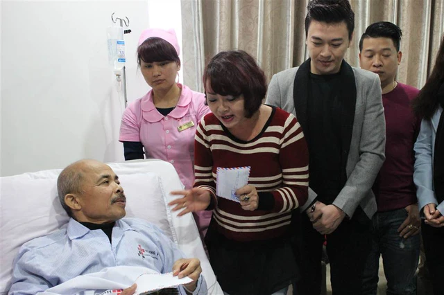 NSƯT Hán Văn Tình đã rất xúc động khi nhận được sự quan tâm từ phía các đồng nghiệp và người hâm mộ. Hiện tại, anh đã được chuyển sang bệnh viên ung bướu Hưng Việt đề điều trị.