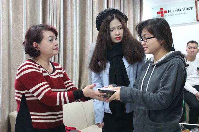 Con gái Hán Văn Tình thay mặt gia đình nhận số tiền thu được từ đêm nhạc ủng hộ. Cô bé khá mệt mỏi sau 1 thời gian dài chăm sóc cho bố tại bệnh viện.