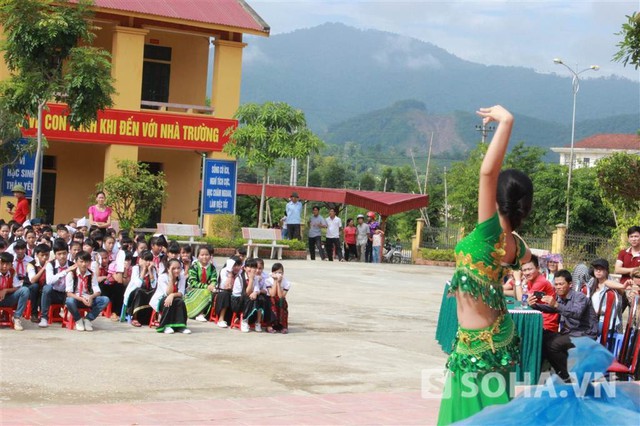 
Mặc dù trời nắng, Thục Anh vẫn tự tin biểu diễn. Màn múa bụng uyển chuyển, mềm mại nhưng không kém phần sôi động khiến không khí trở nên tươi vui hơn rất nhiều.
