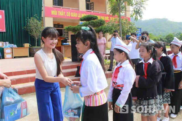 
Không chỉ biểu diễn, Thục Anh còn nhiệt tình trao tận tay các bạn nhỏ những phần quà mừng Trung Thu. Nhận quà từ tay Mỹ nhân 13 tuổi, các học sinh của trường THCS Dân tộc nội trú Tân Sơn, Phú Thọ rất cảm động.
