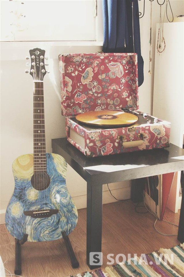 
Xuân Nghi dí dỏm chia sẻ: Phòng của Nghi giống như 1 cái mini-home-studio vậy đó. Đây là những vật dụng thiết yếu nhất để Nghi tập nhạc. Cây guitar là quà tặng của ba nhân dịp Nghi trúng tuyển vào trường USC. Nghi rất thích món quà này.

