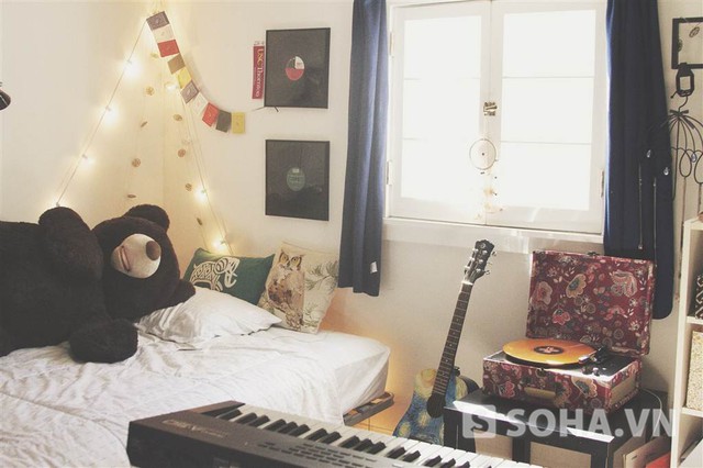
Căn phòng của Xuân Nghi khá đơn giản và ít đồ dùng. Vì thế cô nàng thoải mái trang trí phòng ở bằng những vật dụng liên quan đến âm nhạc rất bắt mắt.
