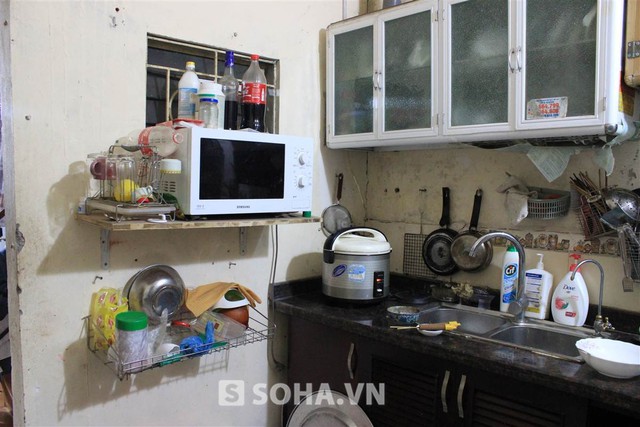 Căn bếp của gia đình Chu Văn Quềnh cũng không lấy gì làm tiện nghi. Đồ đạc giá trị nhất trong căn bếp là chiếc bếp gas, lò vi sóng và nồi cơm điện. Tất cả đều đã cũ.