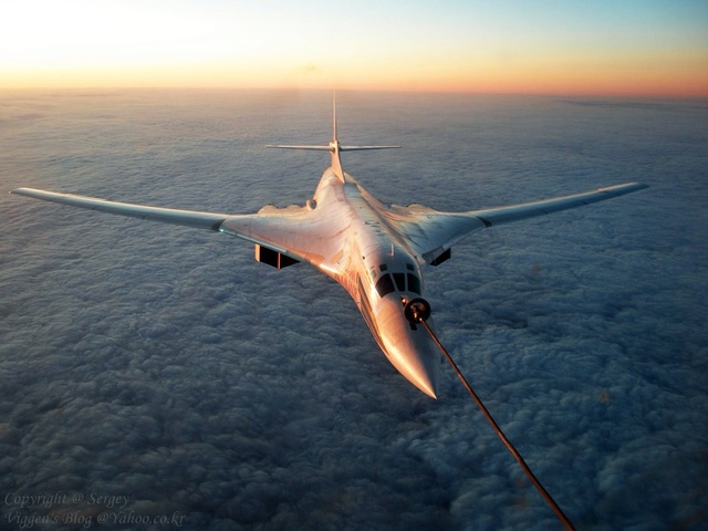 
Thiên nga trắng Tu-160 thực hành tiếp dầu trên không.
