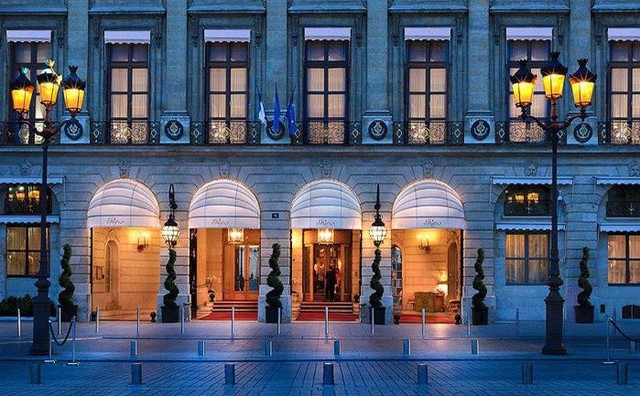 Khách sạn Ritz Paris mở cửa vào năm 1898, là khách sạn xa hoa và cổ điển với vẻ đẹp lãng mạn nhưng không kém phần sang trọng. Ritz được nữ diễn viên người Ý Sophia Loren gọi với cái tên là “khách sạn lãng mạng nhất thế giới”.