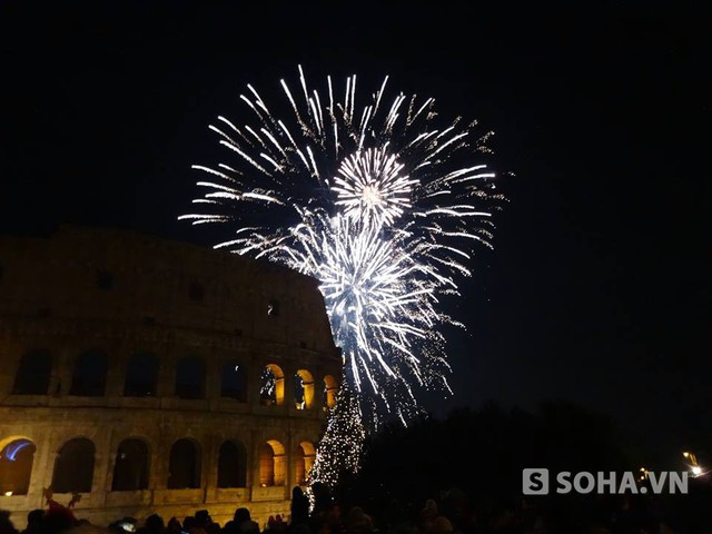 Pháo hoa rực sáng đằng sau Colosseum, Rome. (Ảnh: CTV Thu Hà, du học sinh Việt Nam tại Rome).