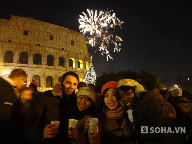 Một nhóm du học sinh, đến từ nhiều quốc gia, vui vẻ đón năm mới. (Ảnh: CTV Thu Hà, du học sinh Việt Nam tại Rome). 