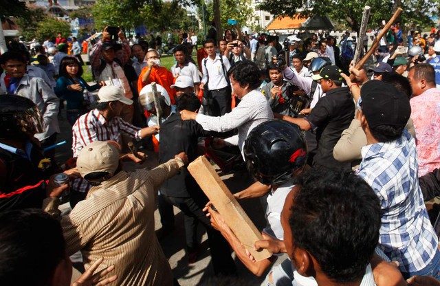 Bạo động nổ ra tại Công viên Tự do hôm 15/7/2014. Ảnh: Reuters