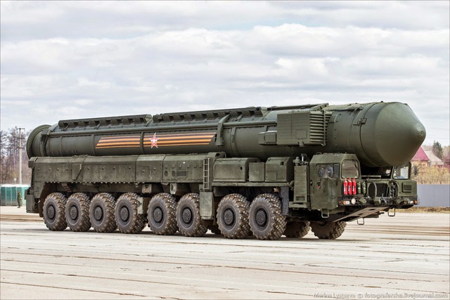 
Tên lửa có tầm bắn tối đa 11.000km, dẫn đường quán tính kết hợp vệ hệ thống định vị toàn cầu GLONASS. Mỗi tên lửa có thể mang được 10 đầu đạn hạt nhân tự dẫn với sức công phá từ 150-250 kiloton, độ chính xác từ 150-250m.

Theo chỉ huy lực lượng tên lửa chiến lược Nga thì trong năm 2015, nước này sẽ tiếp nhận 24 hệ thống tên lửa đạn đạo xuyên lục địa Yars.
