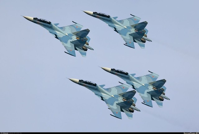 
Biên đội Su-30SM của Không quân Nga bay trình diễn.
