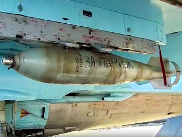 Dòng chữ Vì Paris được ghi trên những quả bom của không quân Nga. Ảnh: Reuters
