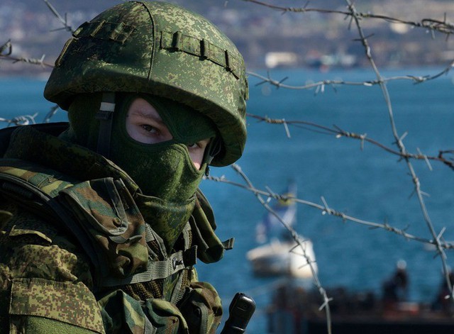 
Lính lạ ở Crimea.

