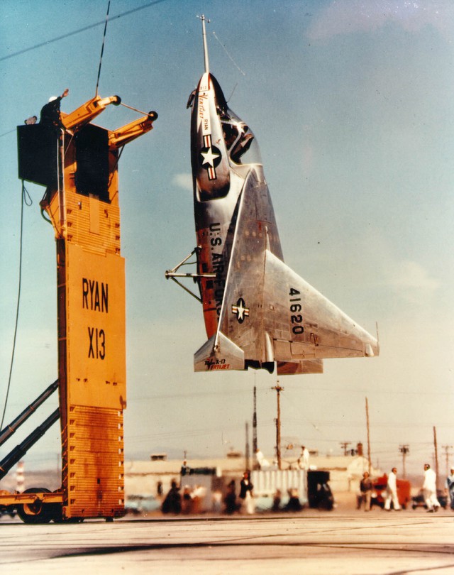 
X-13 Vertijet, máy bay thử nghiệm cất/hạ cánh thẳng đứng của Mỹ. Giống như Ba-349-A1 Natter, nó cũng được thiết kế theo kiểu “đuôi ngồi” và cất cánh theo chiều thẳng đứng
