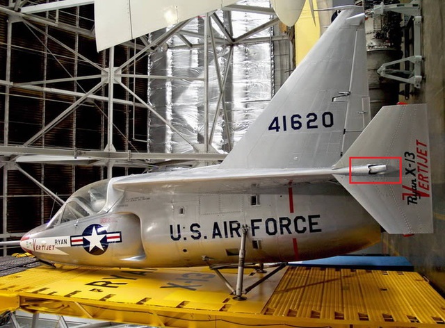 
X-13 được nghiên cứu với hệ thống có tên “Reaction Control” với các vòi phụt nhỏ lắp ở đầu cánh để giúp máy bay thăng bằng khi treo lơ lửng hoặc bay trong tình trạng không khí động học (khoanh đỏ)
