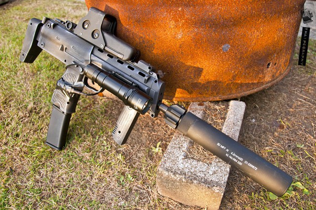 
Báng súng MP7 kiểu co giãn, kéo dài tối đa được 195 mm. Súng có 3 chế độ: phát một, liên thanh và khóa an toàn. Tay cầm phía trước có thể gập, bên trong có khóa lưỡi lê di chuyển được. Hiệu quả giảm thanh của MP7 tương đương với súng tiểu liên MP5.
