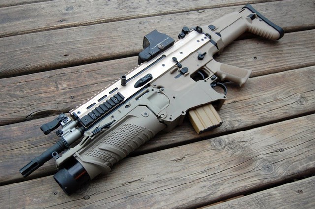 
Năm 2009, USSOCOM đã mua phiên bản súng trường FN SCAR hạng nặng bắn đạn 7,62 mm và phiên bản hạng nhẹ 5,56 mm, đi kèm súng phóng lựu kẹp nòng FN FN40GL 40 mm. Sau đó họ còn đặt hàng thêm cả biến thể thiện xạ của FN SCAR.
