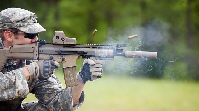 
Hiện nay lực lượng đặc nhiệm của Bỉ, Croatia, Đức, Pháp, Gruzia, Nhật Bản, Kenya, Litva, Malaysia, Peru, Hàn Quốc, Pakistan và Mỹ đang sử dụng súng trường FN SCAR-L và FN SCAR-H.
