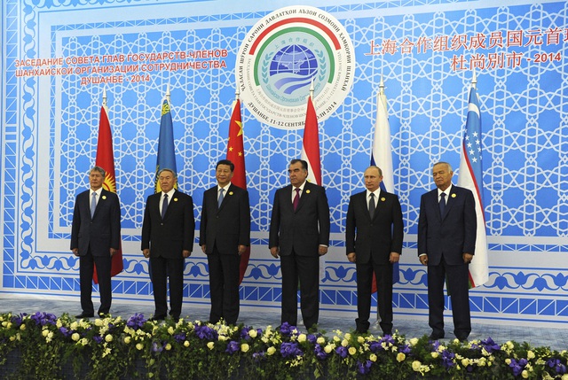 Tại các Hội nghị SCO 2013 (ảnh trên) và 2014, chủ tịch Trung Quốc Tập Cận Bình đều đứng bên tay phải lãnh đạo nước chủ nhà, trong khi Tổng thống Nga Putin đứng bên trái.