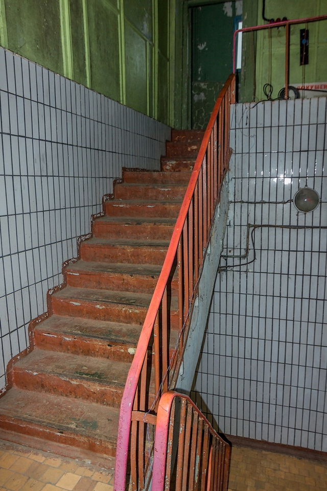 Cầu thang dẫn xuống tầng hầm.