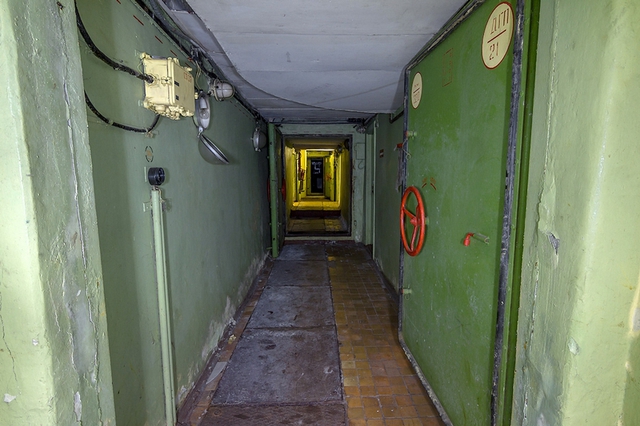 Những hành lang dài này làm cho bạn có cảm giác như đang ở trong 1 tàu ngầm. Căn cứ này được chia làm 3 tầng, với mỗi tầng có diện tích 1.200m2.