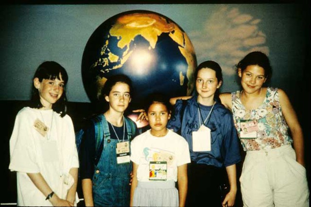 
Severn (ngoài cùng bên phải) và nhóm bạn tại hội nghị Trái Đất năm 1992 (Ảnh: Severn Cullis-Suzuki, Facebook)
